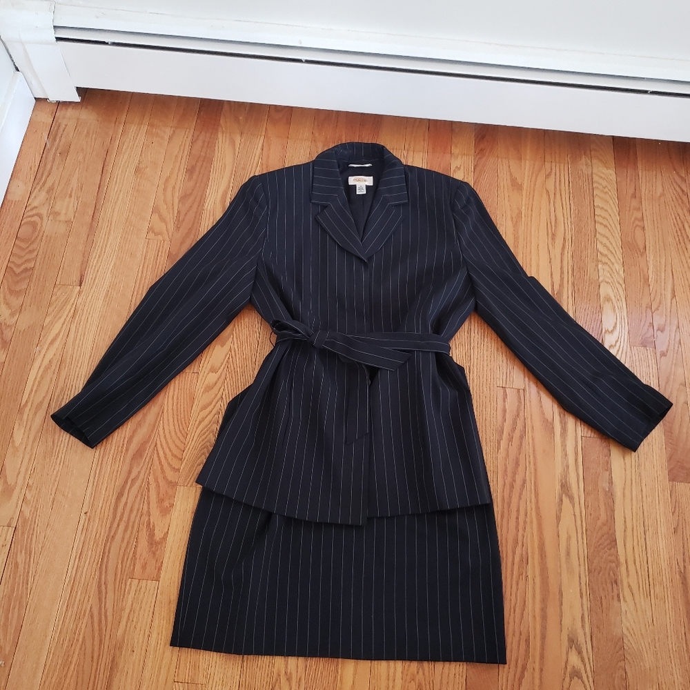 Navy blue Talbots pin stripe 2 piece suit size 14. Vintage 90s suit